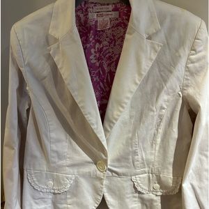 Nine West cute white jacket with ruffled detail